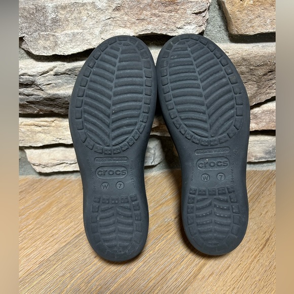 Women’s size 7 Crocs flats - Picture 5 of 5
